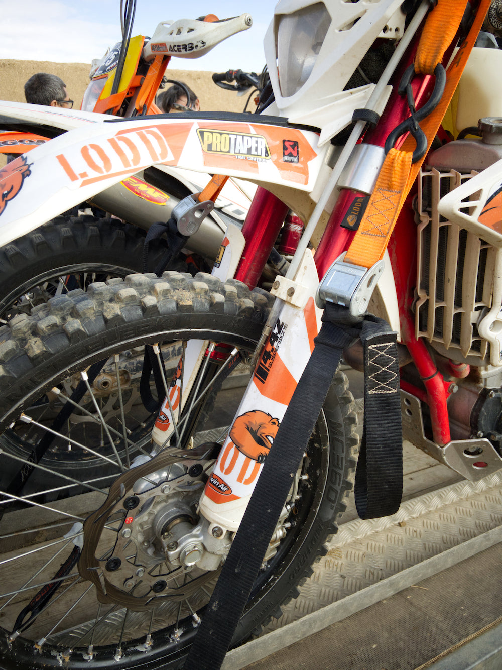 Sangles Moto à Boucles LODD à crochets sécurisés plastifiés, résistance 1100 kg, Largeur 38mm + Housse de Transport (pour Moto Cross, Enduro, Trial, Quad)