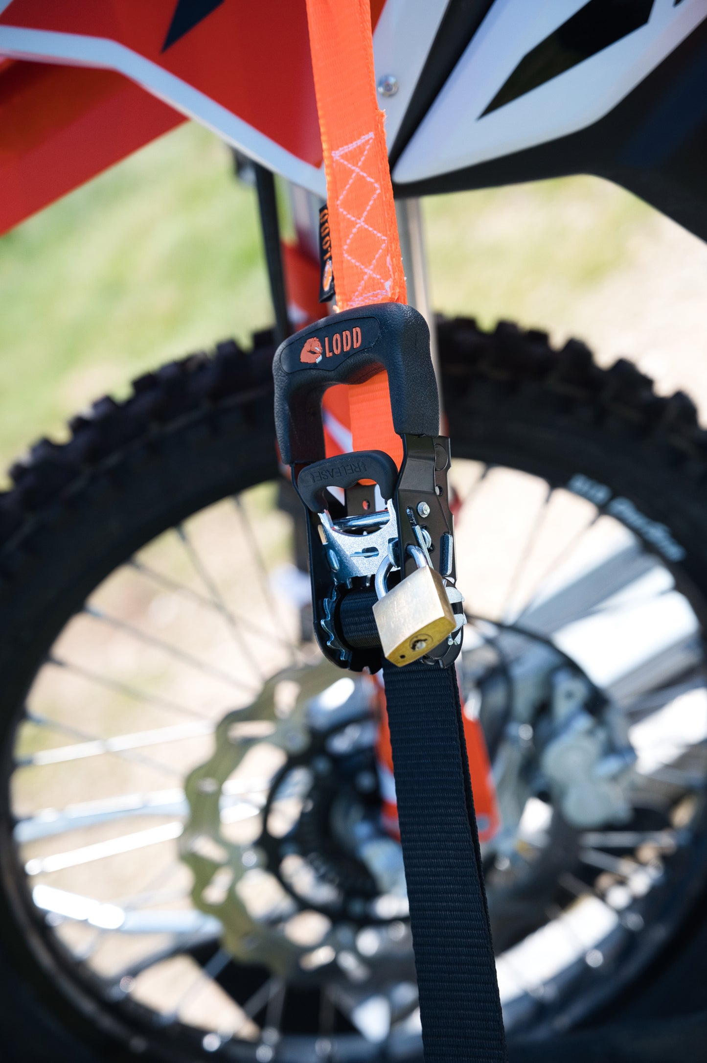 Sangles moto LODD à Cliquet Haute Qualité - Paire de Sangles d'arrimage 38mm x 3,4m, Crochets sécurisés plastifiés, résistance 1500 kg + 2 Boucles Souples