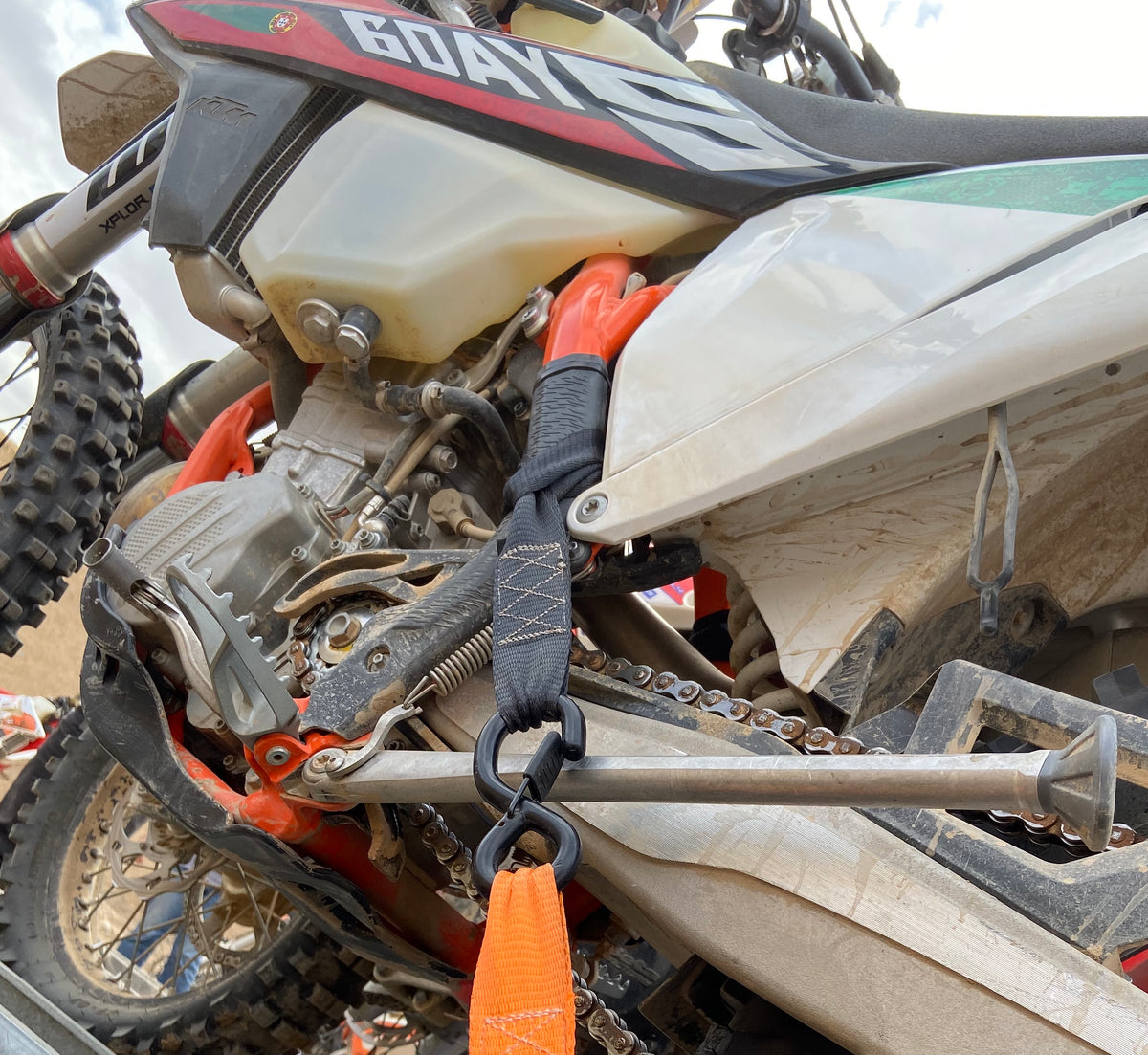 Sangles moto LODD à Cliquet Haute Qualité - 38mm x 3,4m, Crochets sécurisés plastifiés, résistance 1500 kg + 2 Boucles Souples